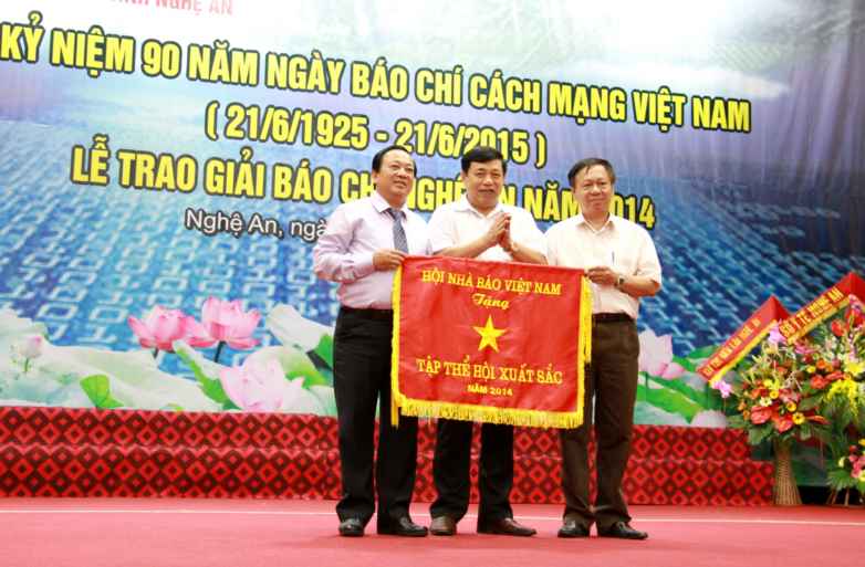 Chủ tịch UBND tỉnh Nghệ An Nguyễn Xuân Đường trao bức trướng tập thể hội xuất sắc của Hội Nhà báo Việt Nam cho BCH Hội nhà báo Việt Nam tỉnh Nghệ An.