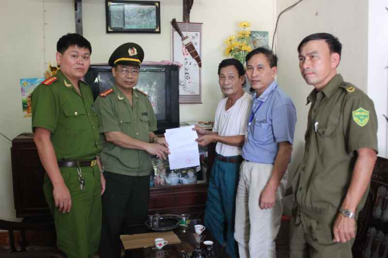 Thăm hỏi thôn đội trưởng bị gãy chân khi bắt tội phạm