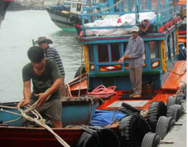 Ngư dân cấp tập trú tránh bão số 1