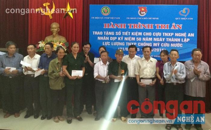 Trao tặng sổ tiết kiệm cho cựu TNXP