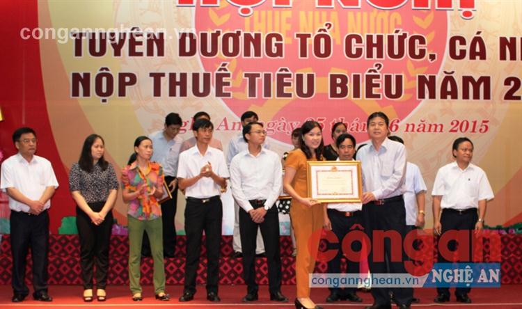 Hội nghị tuyên dương tổ chức, cá nhân nộp thuế tiêu biểu năm 2014