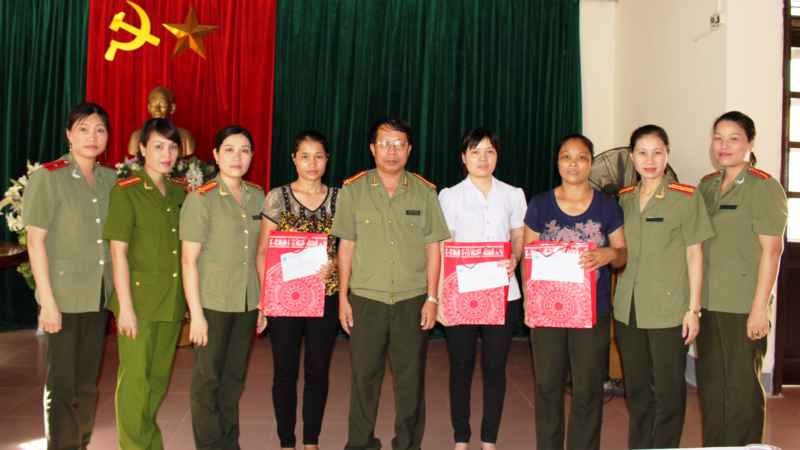 Tặng quà cho gia đình phụ nữ có hoàn cảnh đặc biệt khó khăn