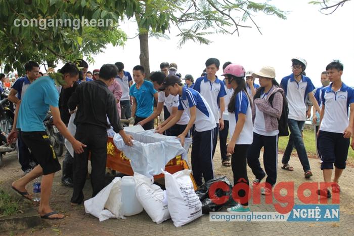 Các sinh viên Trường Đại học Y khoa Vinh                        cùng người thân lo hậu sự cho N. và L.
