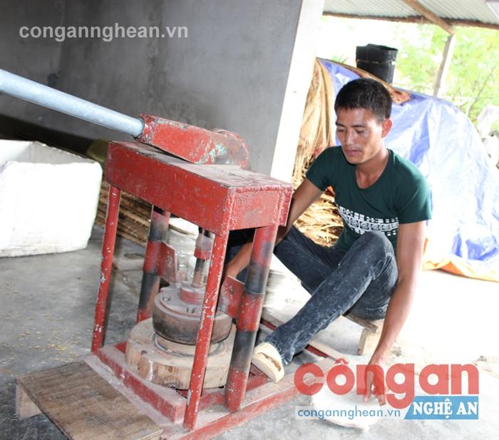 Anh Hoàng Văn Tài tại cơ sở sản xuất của mình