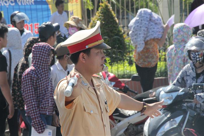 Cảnh sát giao thông khá vất vả để phân luồng giao thông cho các phương tiện
