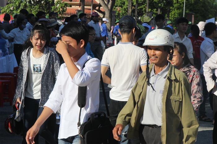 Các thi sinh cùng người nhà tập trung khá đông trước các cụm thi