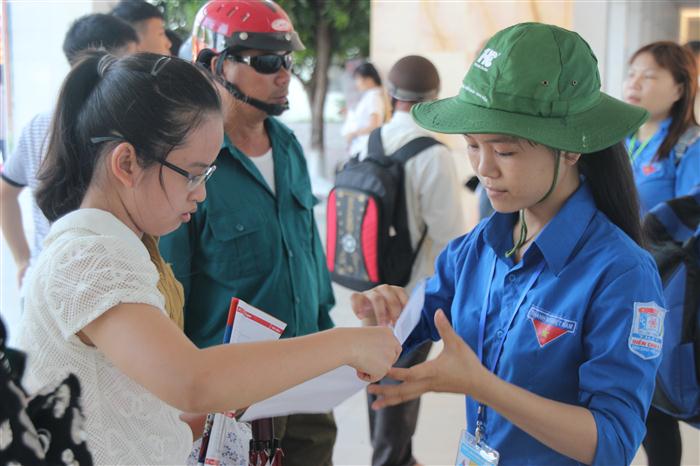 Các sinh viên tình nguyện tần tình hướng dẫn cho các thí sinh