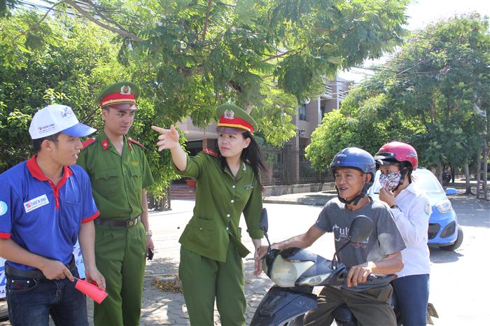 CBCS Cảnh sát Trại tạm giam Công an tỉnh cùng sinh viên tình tận tình hướng dẫn cho phụ huynh và các thí sinh tại Nga tư ga Vinh