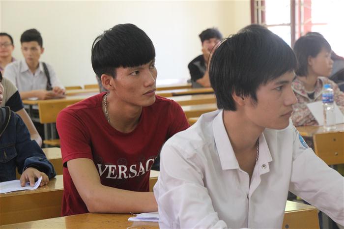 Các thí sinh nghe cán bộ coi thi phổ biến nội quy phòng thi