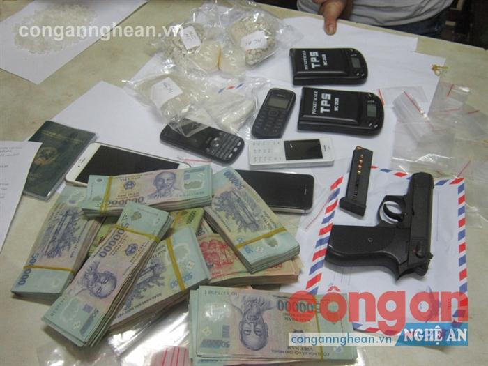 Tang vật vụ án và khẩu súng thu được từ Tuấn Anh