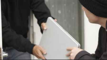 Mượn laptop của bạn đi cầm cố