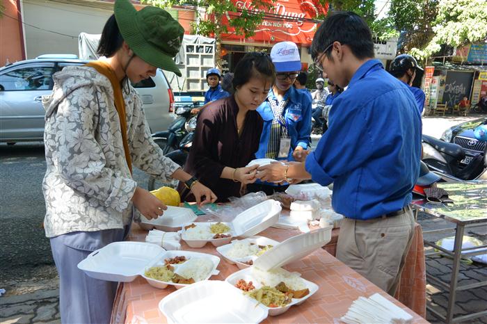 Cơm miễn phí ấm lòng sĩ tử