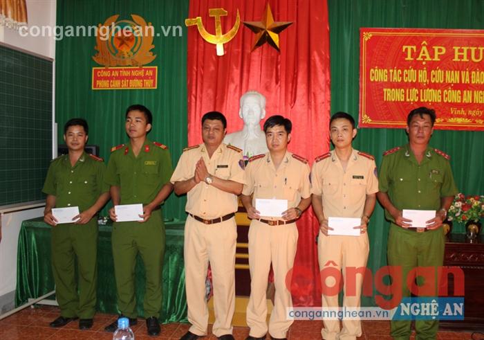 Bế giảng lớp tập huấn lái xuồng máy