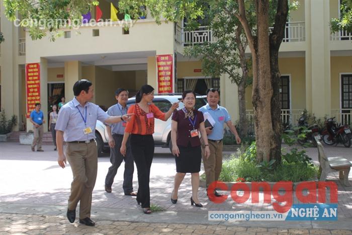 Giám đốc Sở GDĐT kiểm tra thi tốt nghiệp tại Nghi Lộc, Nam Đàn