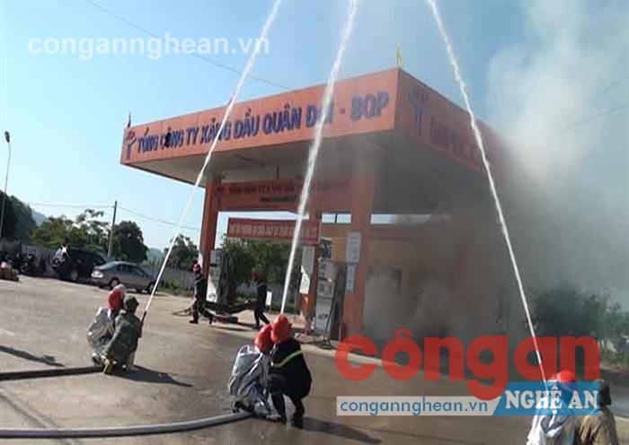 Phòng Cảnh sát PC&CC số 3 diễn tập chữa cháy  tại cửa hàng xăng dầu