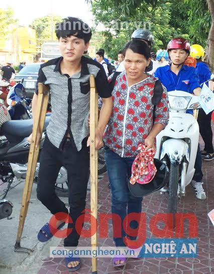 Tập tễnh chống nạng đi thi