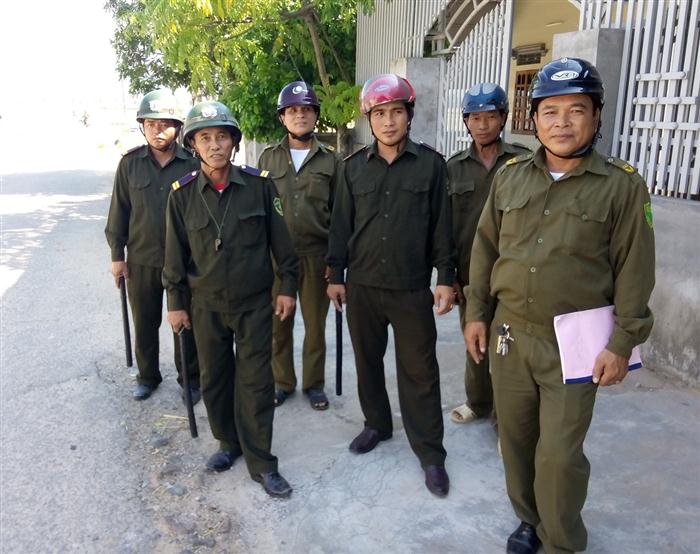 Anh Viện (Người đi đầu) cùng các đồng chí công an xã thường xuyên tuần tra để đảm bảo an ninh trật tự trên địa bàn