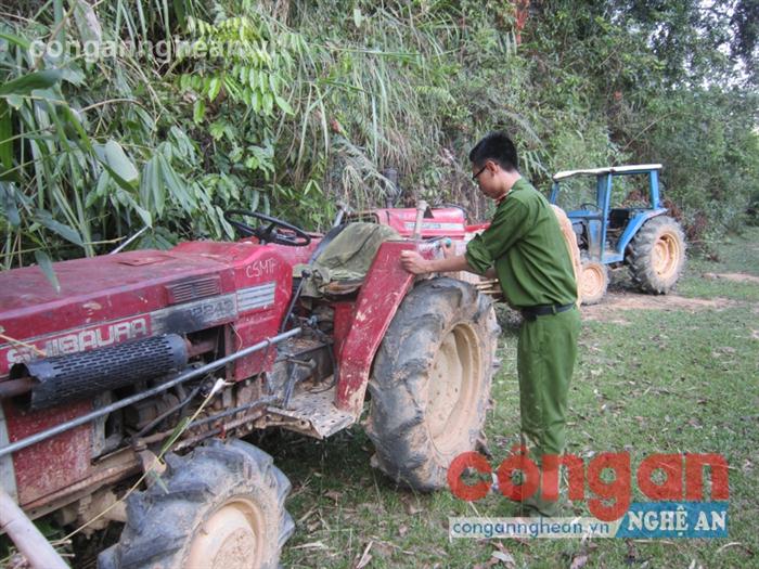 Phương tiện dùng để kéo gỗ được “lâm tặc”                                            cất giấu trong rừng