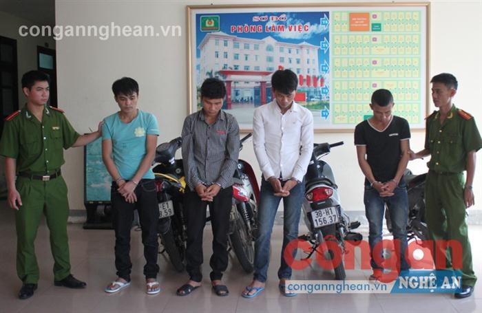Nghệ an bắt ổ nhóm chuyên trộm xe máy và tài sản trong nhà dân