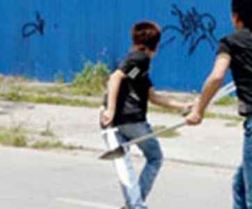 Nói chuyện bằng dao, 1 người nhập viện