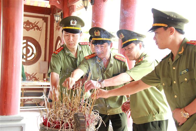 Lãnh đạo, Ban biên tập thắp hương tại khu mộ của 13 anh hùng liệt sĩ TNXP.