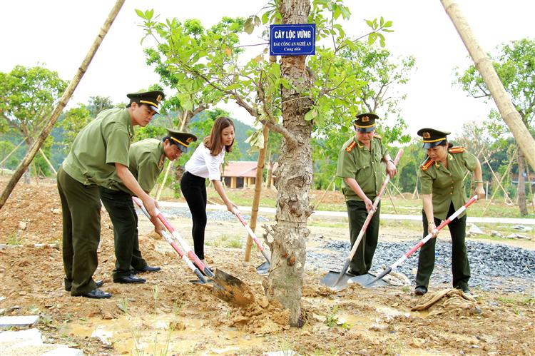 Trồng cây lưu niệm tại Khu di tích lịch sử Truông Bồn