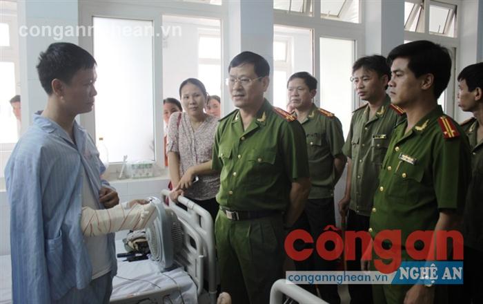 Thăm hỏi chiến sỹ bị thương khi làm nhiệm vụ