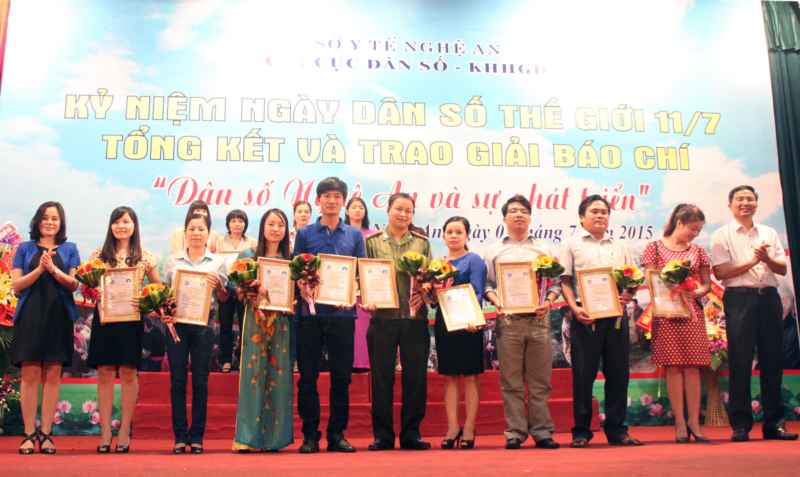 Kỉ niệm ngày Dân số thế giới và trao giải báo chí 'Dân số Nghệ An và sự phát triển'