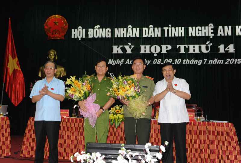 Thông qua Nghị quyết miễn nhiệm và bổ sung Ủy viên UBND tỉnh Nghệ An