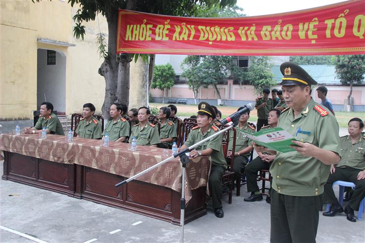 Đại tá Bùi Nguyên Tiến, trưởng phòng An ninh xã hội đọc diễn văn khai mạc