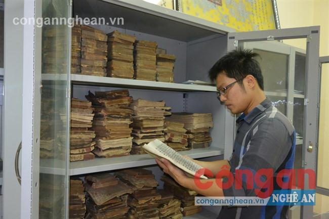 Người đi tìm tư liệu Hán Nôm từ những văn bia cổ