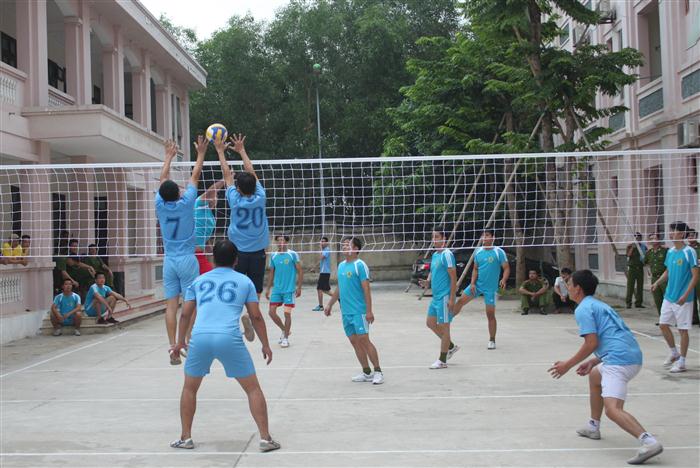 Trận khai mạc bóng chuyền giữa Đội liên quân Phòng Cảnh sát điều tra tội phạm về trật tự QLKT và chức vụ, Văn phòng Cơ quan CSĐT và Đội liên quân Phòng Cảnh sát phòng chống tội phạm về môi trường, Phòng Cảnh sát truy nã tội phạm