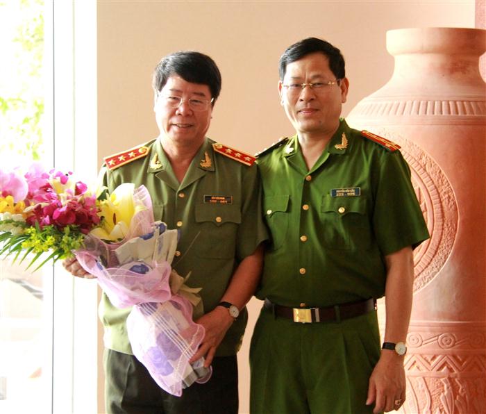 Đồng chí Đại tá Nguyễn Hữu Cầu, Giám đốc công an tỉnh tặng hoa chào mừng đồng chí Thượng tướng Bùi Văn Nam, Thứ trưởng Bộ Công an và đoàn công tác đã đến thăm và làm việc tại Công an tỉnh Nghệ An.
