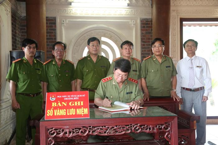 đồng chí Thượng tướng Bùi Văn Nam, Thứ trưởng Bộ Công an ghi sổ vàng lưu niệm tại khu di tích lịch sử Truông Bồn