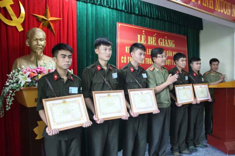 Bế giảng khóa huận luyện công dân phục vụ có thời hạn trong CAND