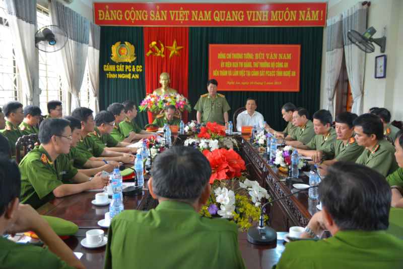 Đồng chí Thượng tướng Bùi Văn Nam phát biểu tại buổi làm việc