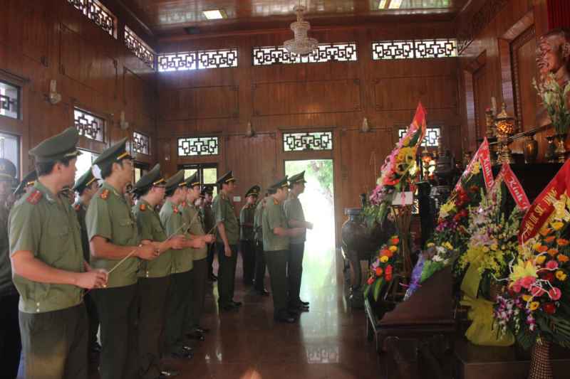 Tập thể CBCS Phòng An ninh xã hội dâng hoa, dâng hương tại khu di tích Kim Liên