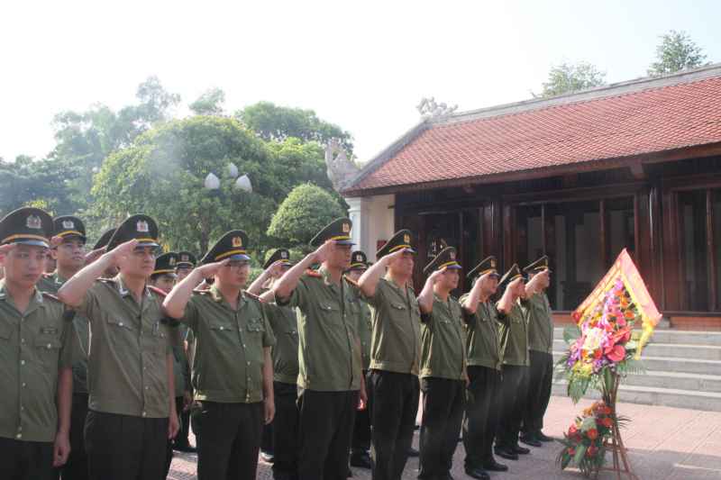 Phòng An ninh xã hội: Dâng hoa dâng hương tại các khu di tích
