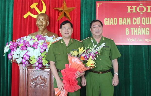 Đại tá Nguyễn Đức Long, Chánh văn phòng Cơ quan Cảnh sát điều tra tặng hoa chúc mừng Đại tá Nguyễn Hữu Cầu được Bộ trưởng Bộ Công an bổ nhiệm Giám đốc Công an tỉnh Nghệ An