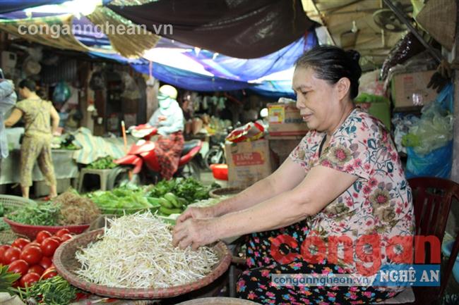 Chị Ngô Thị Nga, cựu TNXP phải vất vả mưu sinh  để trang trải cuộc sống 