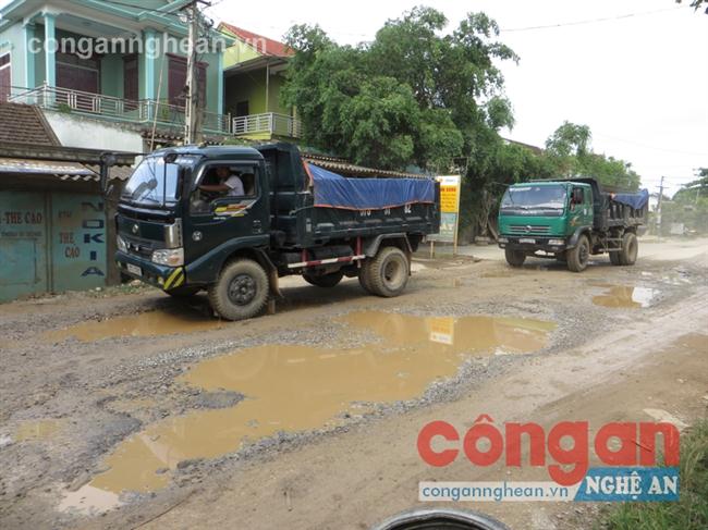 Xe tải 'băm nát' đường liên xã
