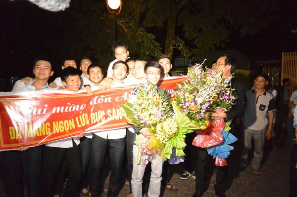 Đón huy chương Bạc Toán quốc tế Hoàng Anh Tài