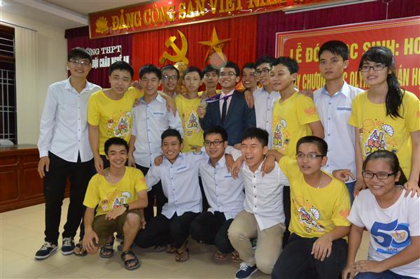 Hoàng Anh Tài chụp ảnh lưu niệm cùng đại biểu, gia đình, bạn bè