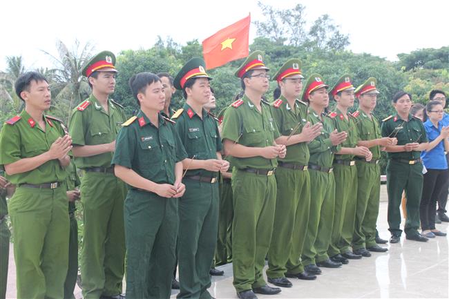 Đoàn cơ sở Trại tạm giam chăm sóc Nghĩa trang liệt sĩ