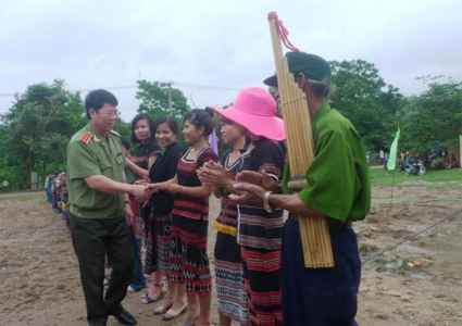 Thứ trưởng Bùi Văn Nam trao tặng trường mẫu giáo cho bà con dân tộc Pa Cô