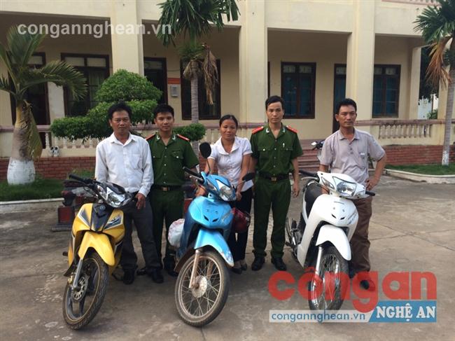 Công an huyện           Tân Kỳ trao trả           tài sản cho các bị hại