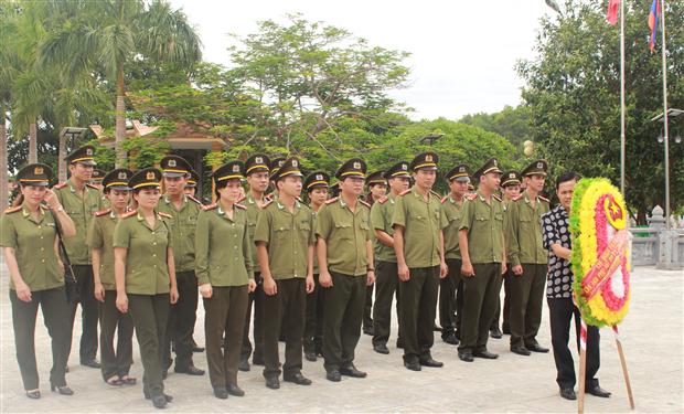 Đoàn thắp hương tri ân các anh hùng liệt sỹ tại nghĩa trang.