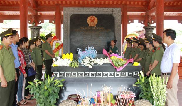 Báo Công an Nghệ An dâng hoa, dâng hương tại các khu di tích