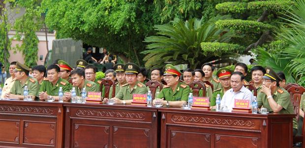 Các đại biểu tham dự, cổ vũ động viên các VĐV tham gia thi đấu.