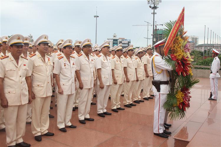Đoàn đã đến Quảng trường Hồ Chí Minh để dâng hoa báo công lên anh linh Chủ tịch Hồ Chí Minh